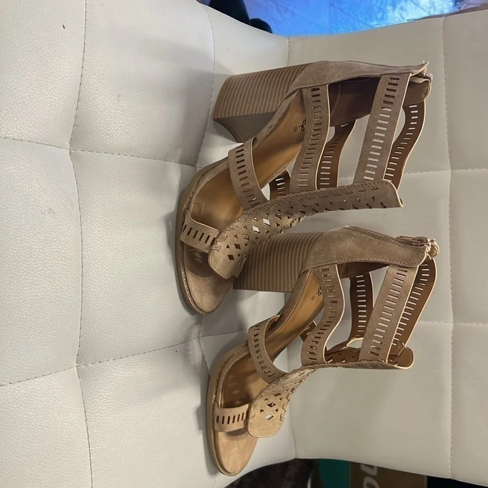 QUPID size 7 1/2 heel with zippered back Perfect for dressing up a summer outfit